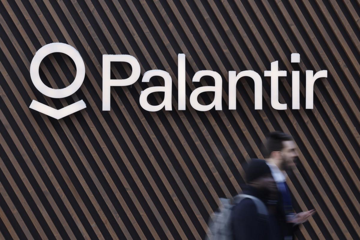 Inside Palantir's AI Sales Secret Weapon: Software Boot Camp - Yahoo Finance