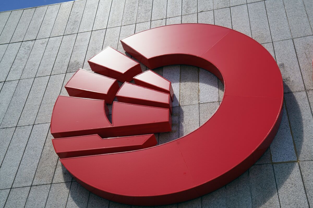 Singapore Bank OCBC’s Shares Hit Record as Wealth Unit Shines