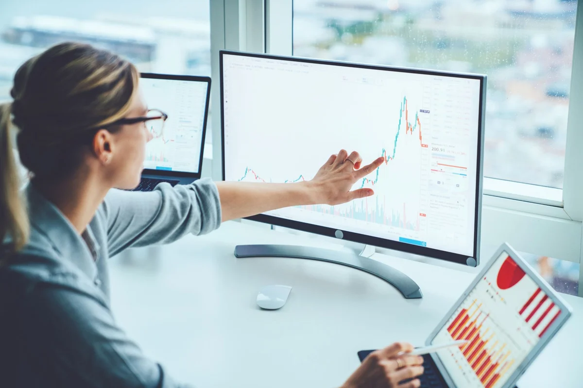 Nvidia vs Sandisk: Which Soaring Tech Stock Is the Better Buy Today?