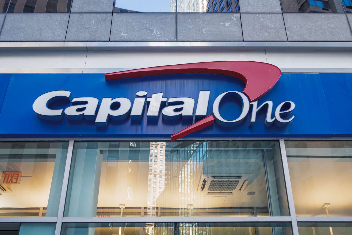 Capital One Stock Is a Big Loser Today. But It Still Has Some Big Fans.