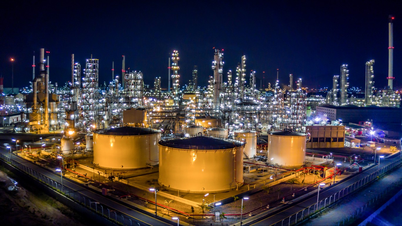 Marathon Petroleum vs Phillips 66: Which Refining Giant Wins as Energy Sector Dominates 2026?