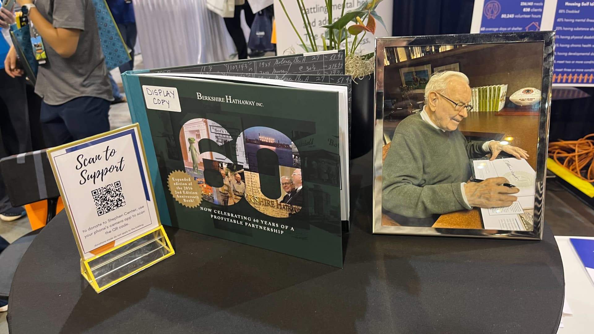 Autographed Warren Buffett books fetch as much as $100,000 at Berkshire meeting auction