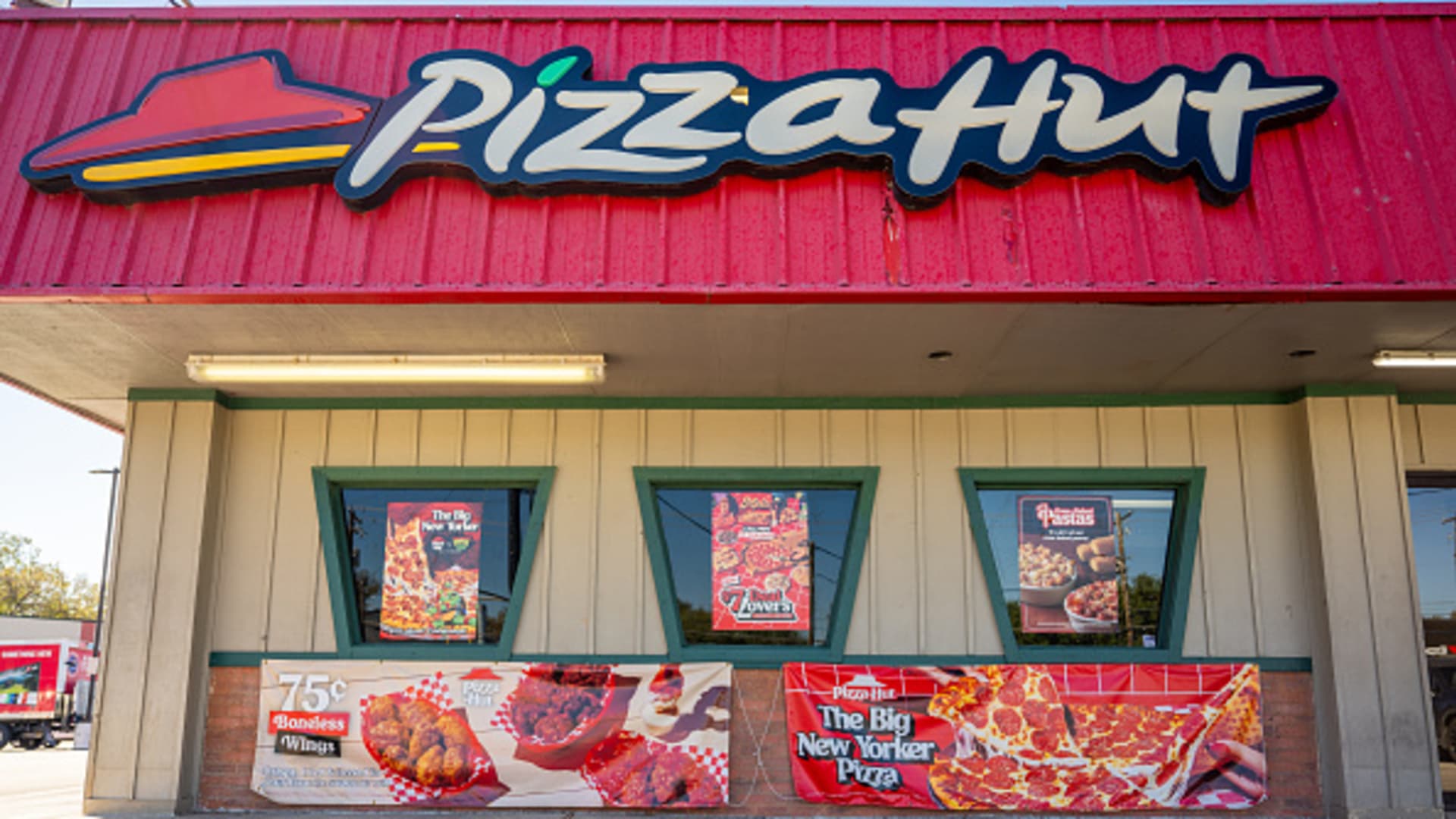 Yum Brands revenue misses as Pizza Hut's same-store sales fall 2%