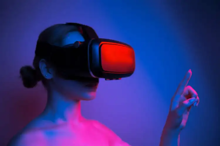Meta reaches out to top Hollywood studios for exclusive content for its upcoming VR device - WSJ