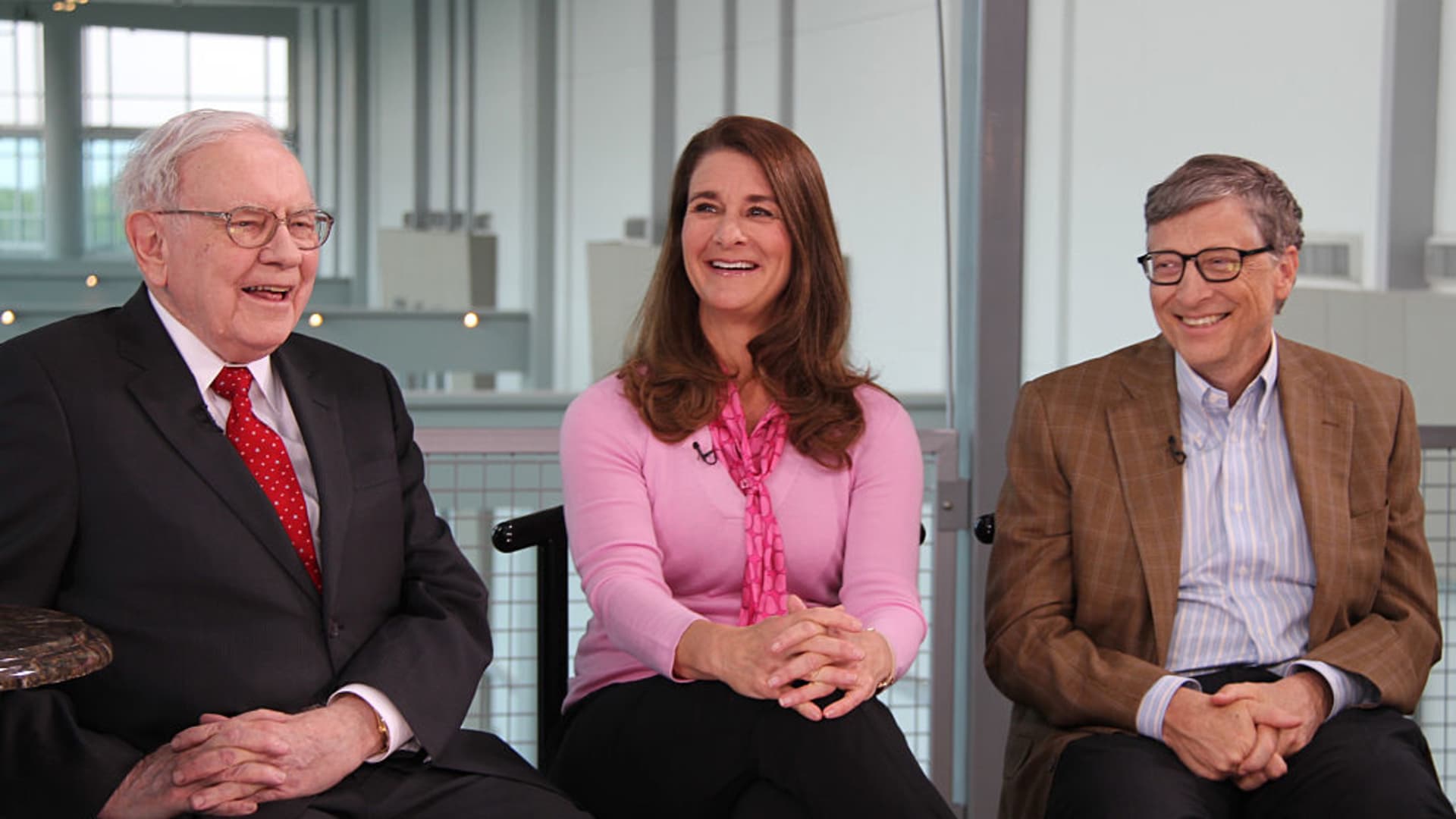 Buffett defends 'Giving Pledge' against Thiel and 'billionaire backlash'