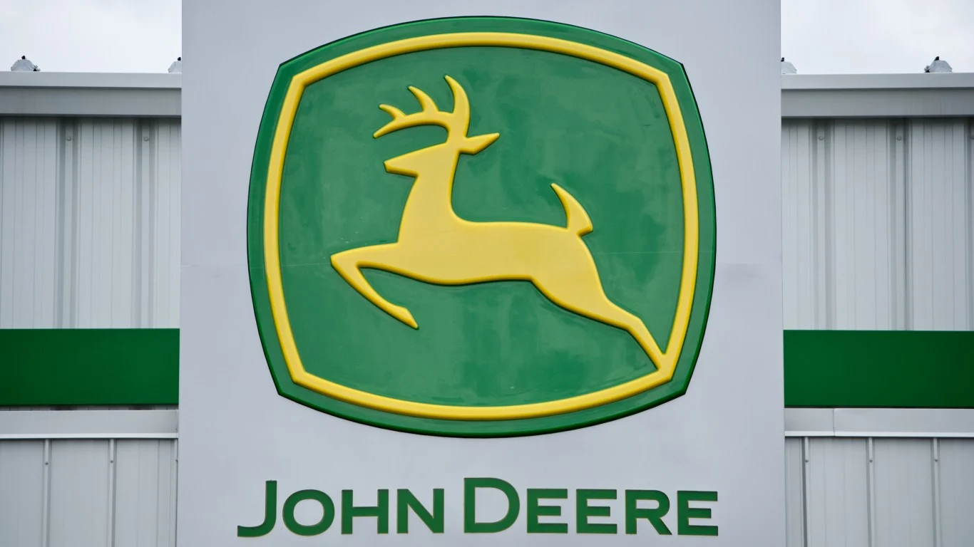 Deere Keeps Paying Out, but Is That Dividend Safe?