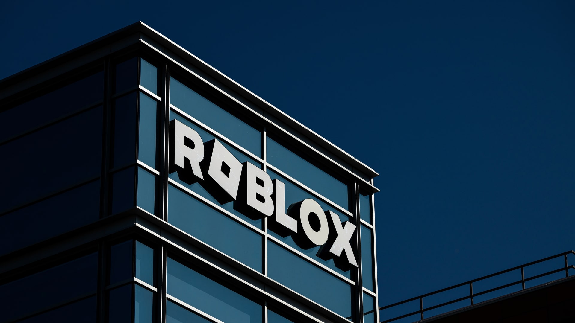 Roblox shares rocket 20% on earnings beat, strong forecast