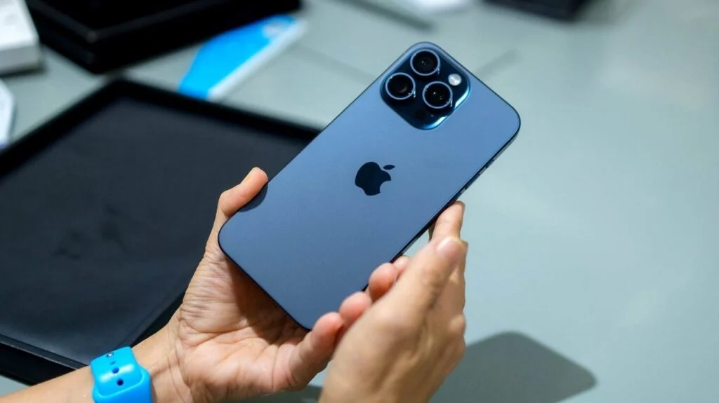 Apple, Samsung Eat The Global Smartphone Market Alive In 2025