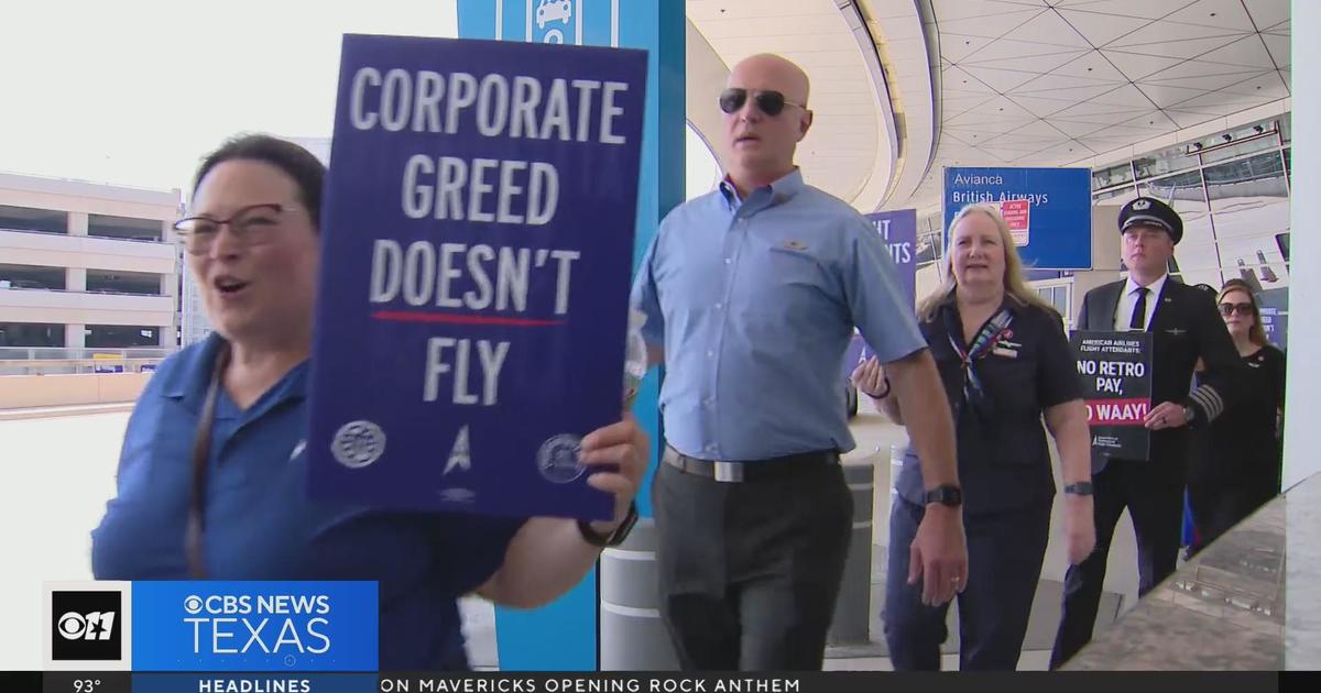 American Airlines flight attendants seeking better pay, work rules - CBS News