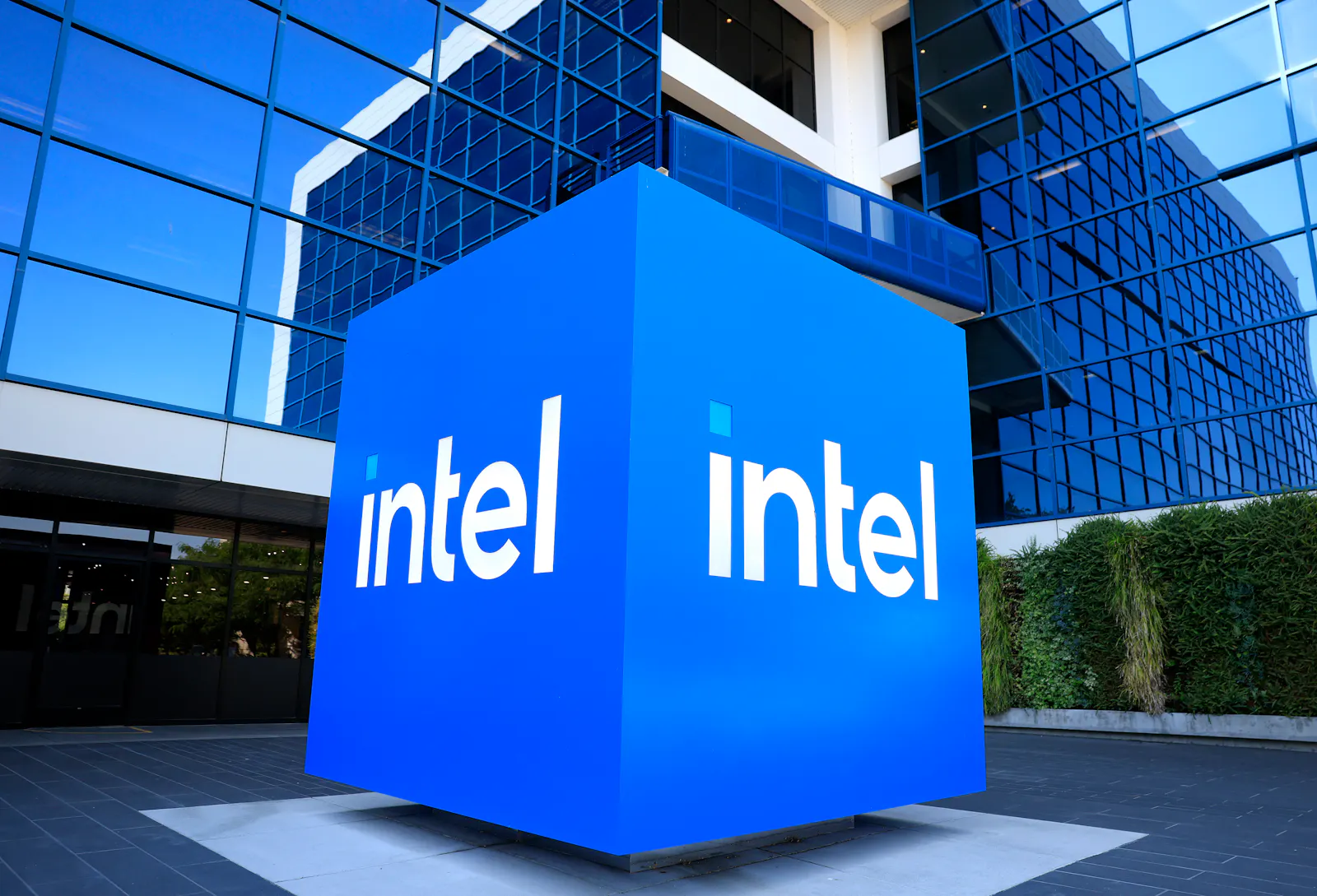 Intel rises again, riding a wave of Trump support and Apple speculation