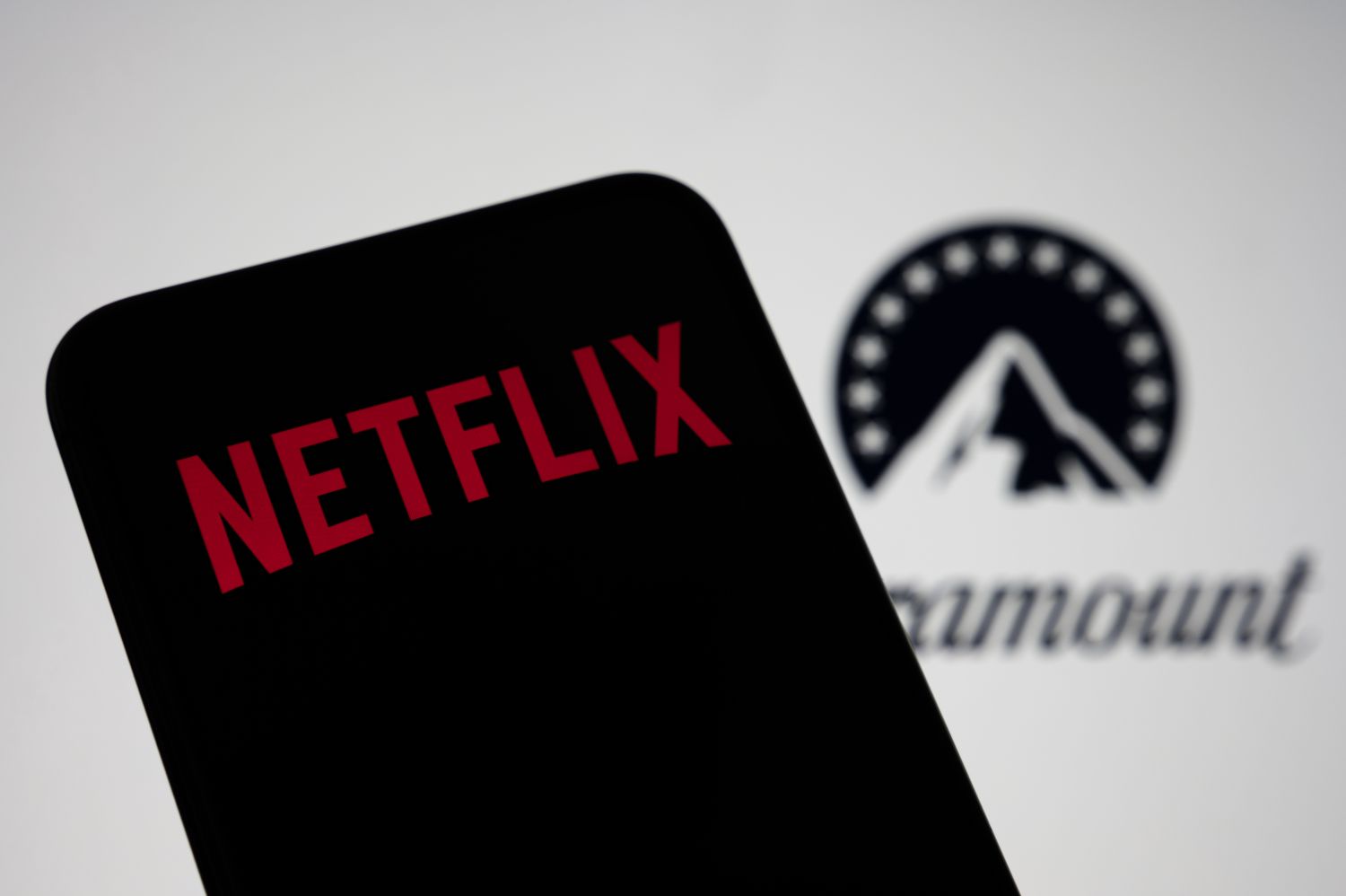Larry Ellison Steps Up His Bid to Help Paramount Pull Warner Bros. From Netflix