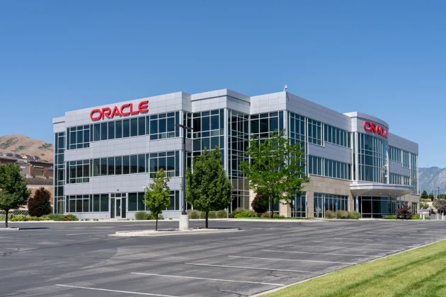 Oracle tumbles as bondholders sue over AI-related losses