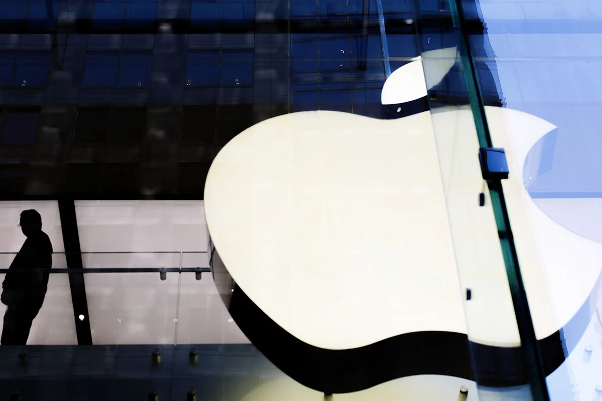 Apple Is Near a Record. Netflix Is Down More Than Half. I'd Buy Only 1 of Them.