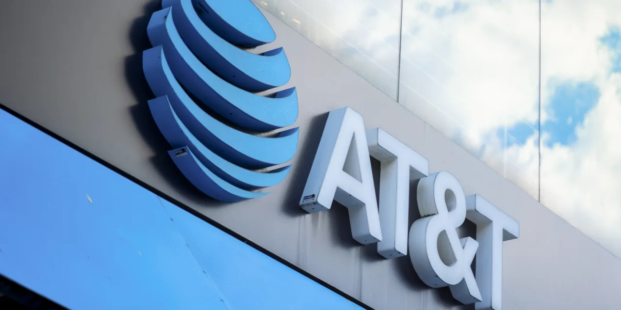 AT&T vs. Verizon vs. T-Mobile: Why This 4.4% Yield Is the Steadiest Bet in Telecom.
