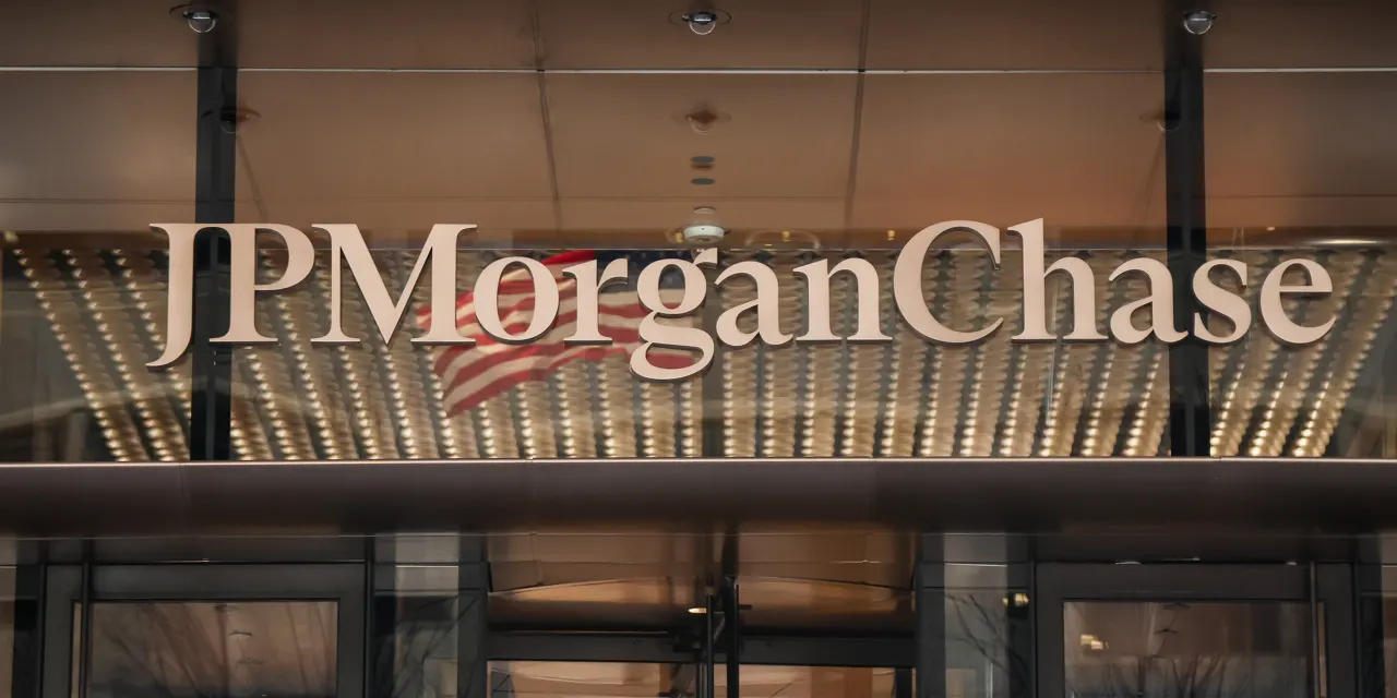 Trump Sues JPMorgan and CEO Jamie Dimon Over ‘Debanking’ Claims