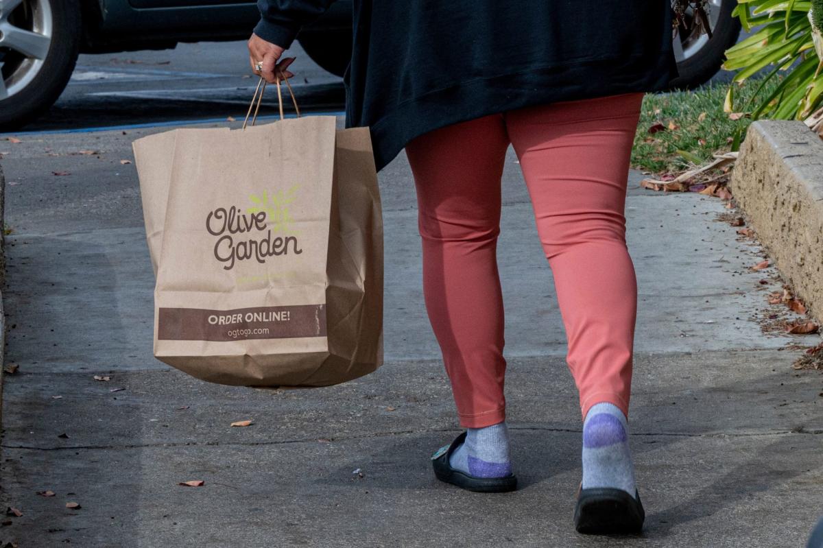 Olive Garden’s earnings just pulled back the curtain on the economy: The rich are dining out while the poor are falling back