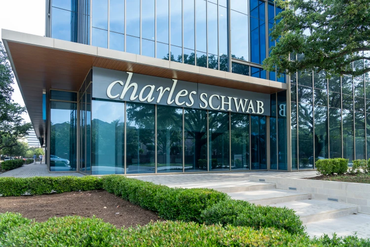 Schwab to expand, staff up branch network