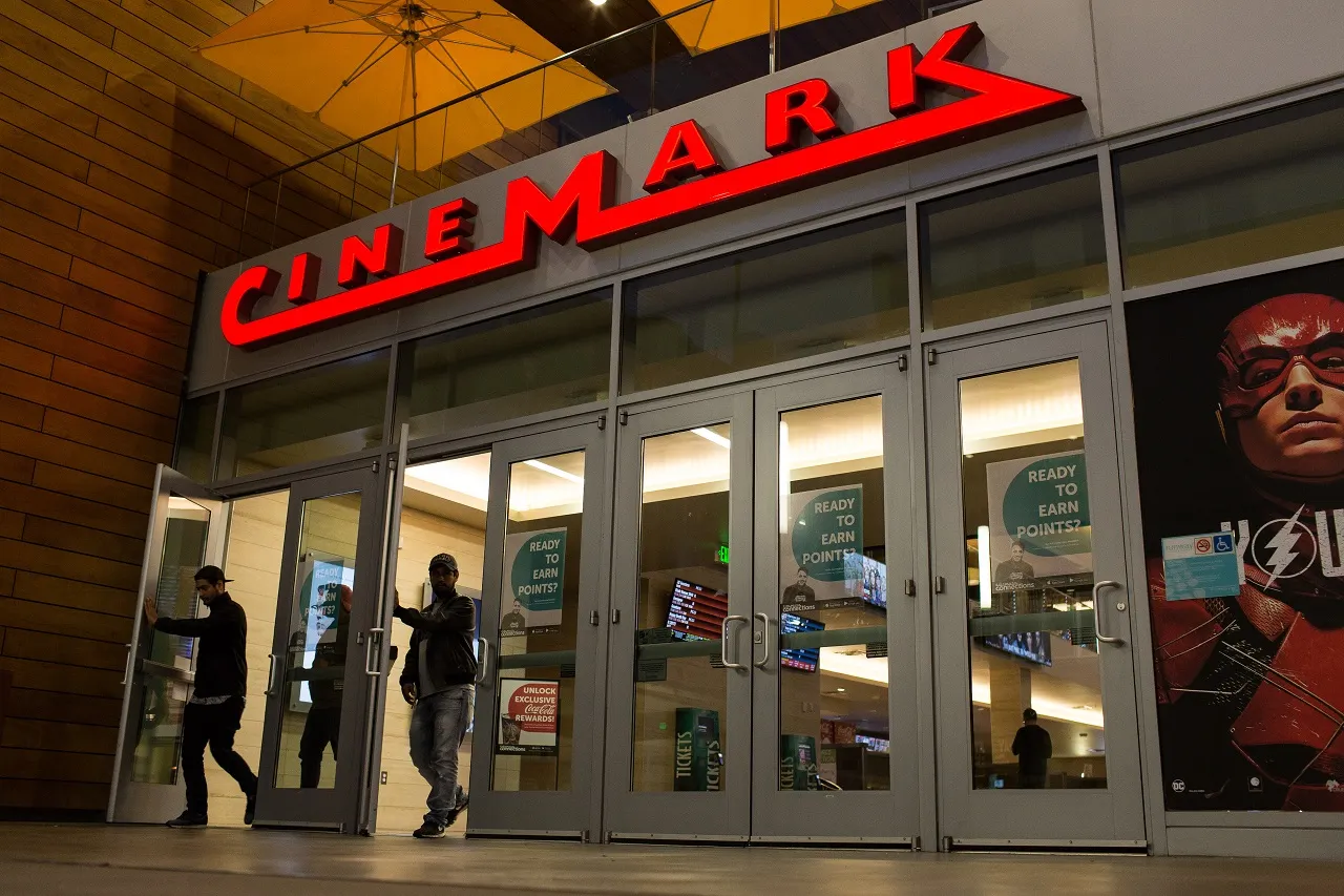 Texas man sues movie theater chain, alleges ‘deceptive’ drink sizes - Fox Business