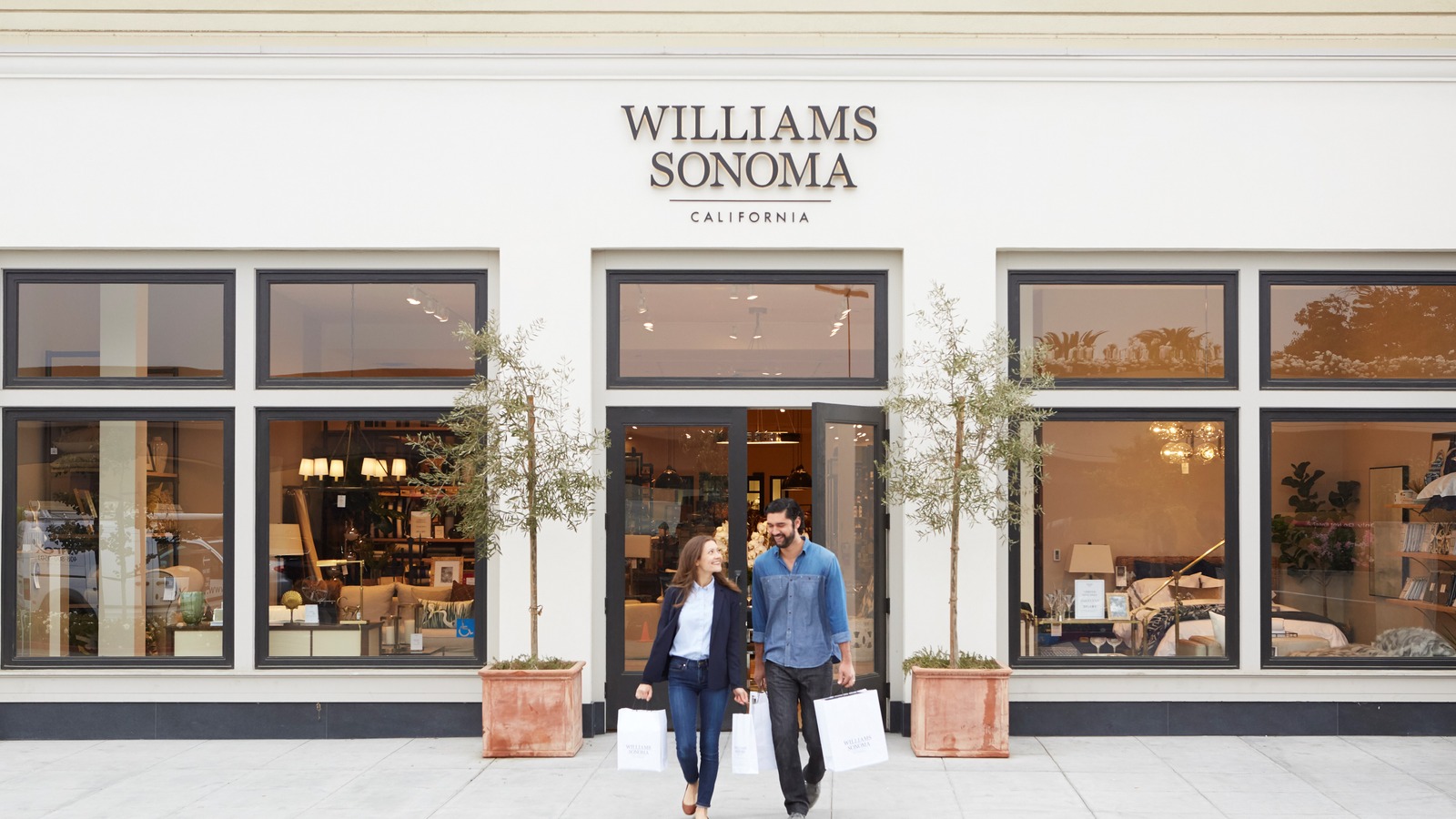 Williams Sonoma Reaffirms Dividend As Mixed Valuation Views Keep Investors Guessing