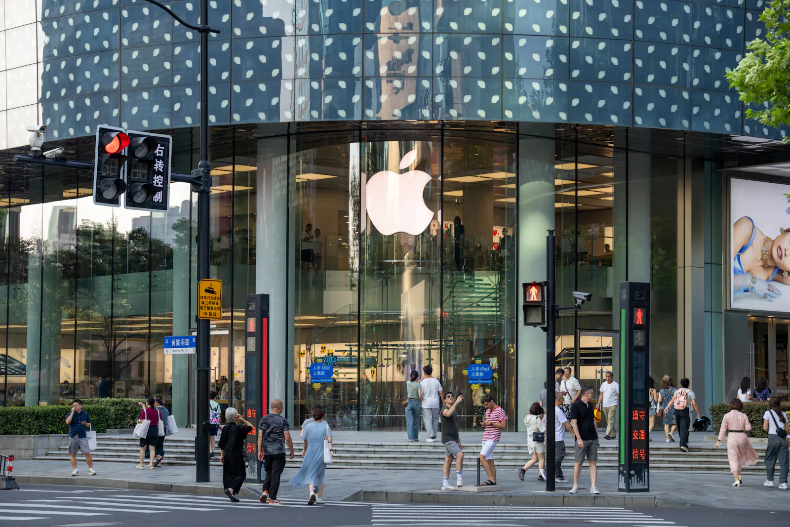 China’s smartphone slump could strengthen Apple