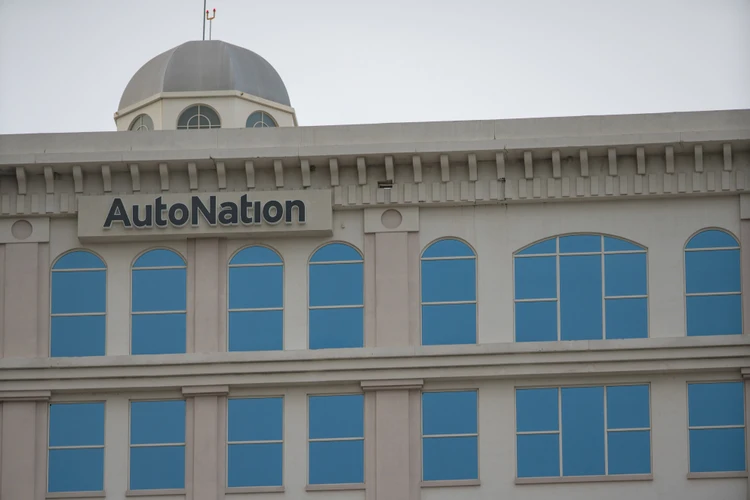 Hedge fund luminary Eddie Lampert cuts his stake in AutoNation again