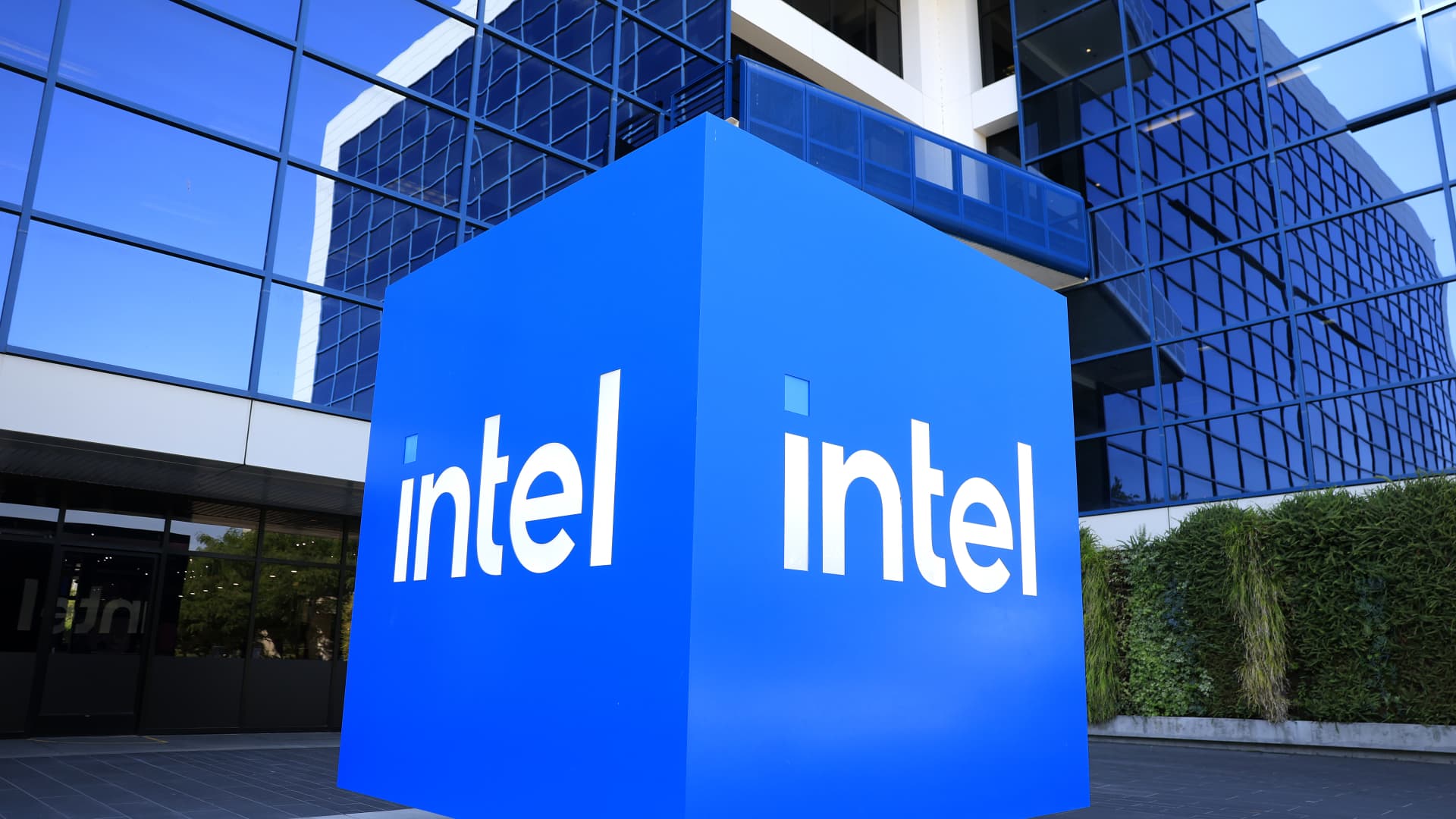 Intel beats on revenue, issues better-than-expected forecast
