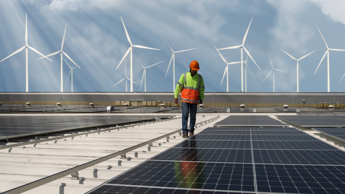 Sunrun Sinks 5% Toward 52-Week Low Ahead of Earnings; Enphase Energy and First Solar Slip