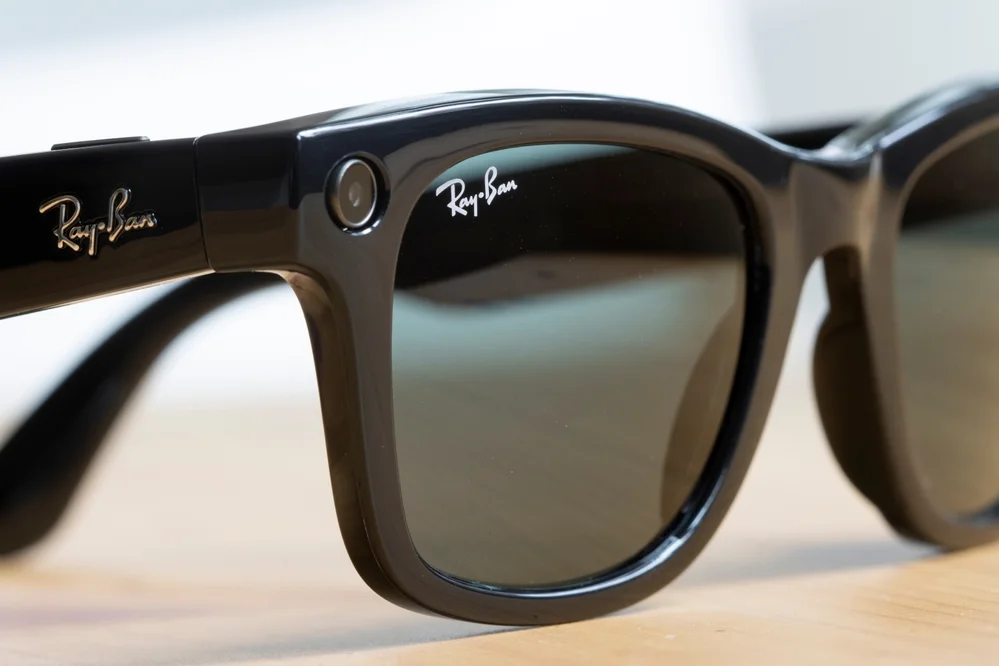 Meta Plans Display-Equipped Ray-Ban Glasses By 2025: FT