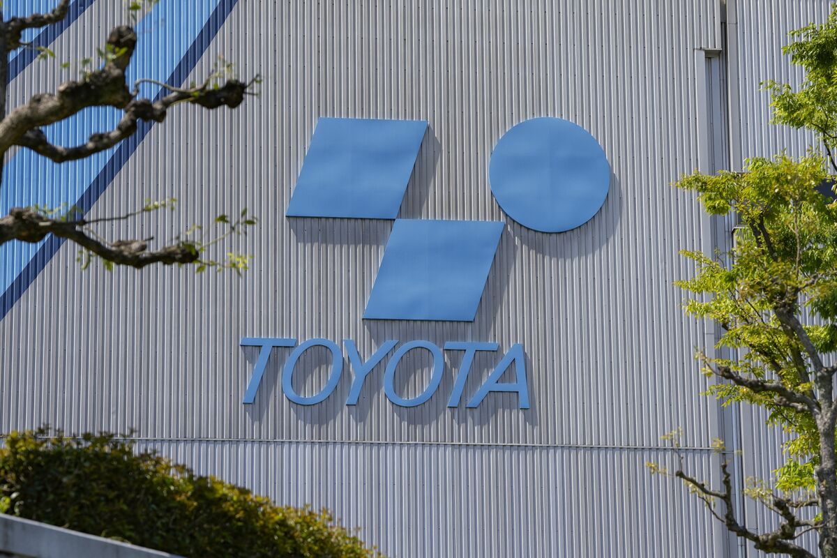 Elliott Woos Other Toyota Industries Investors in Buyout Fight