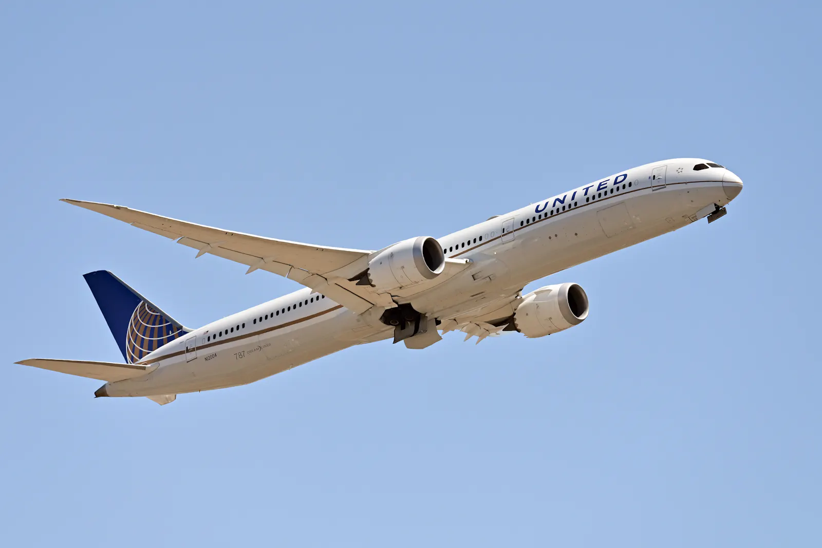 United Airlines falls on mixed Q2 numbers and lowered full-year outlook