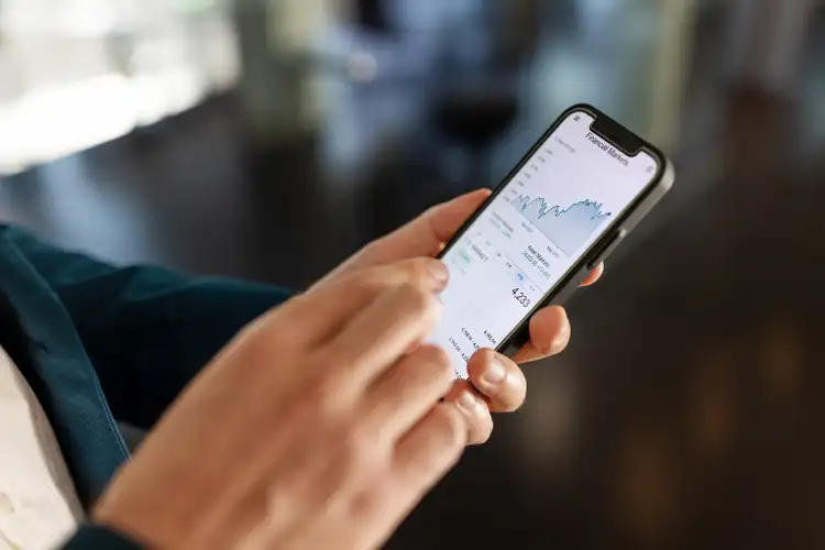 eToro Q2 adjusted earnings, net contribution exceed consensus; stock slips