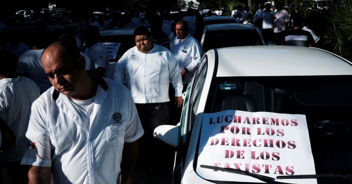 Taxi drivers in Cancun drop airport blockade protesting Uber - Reuters Canada