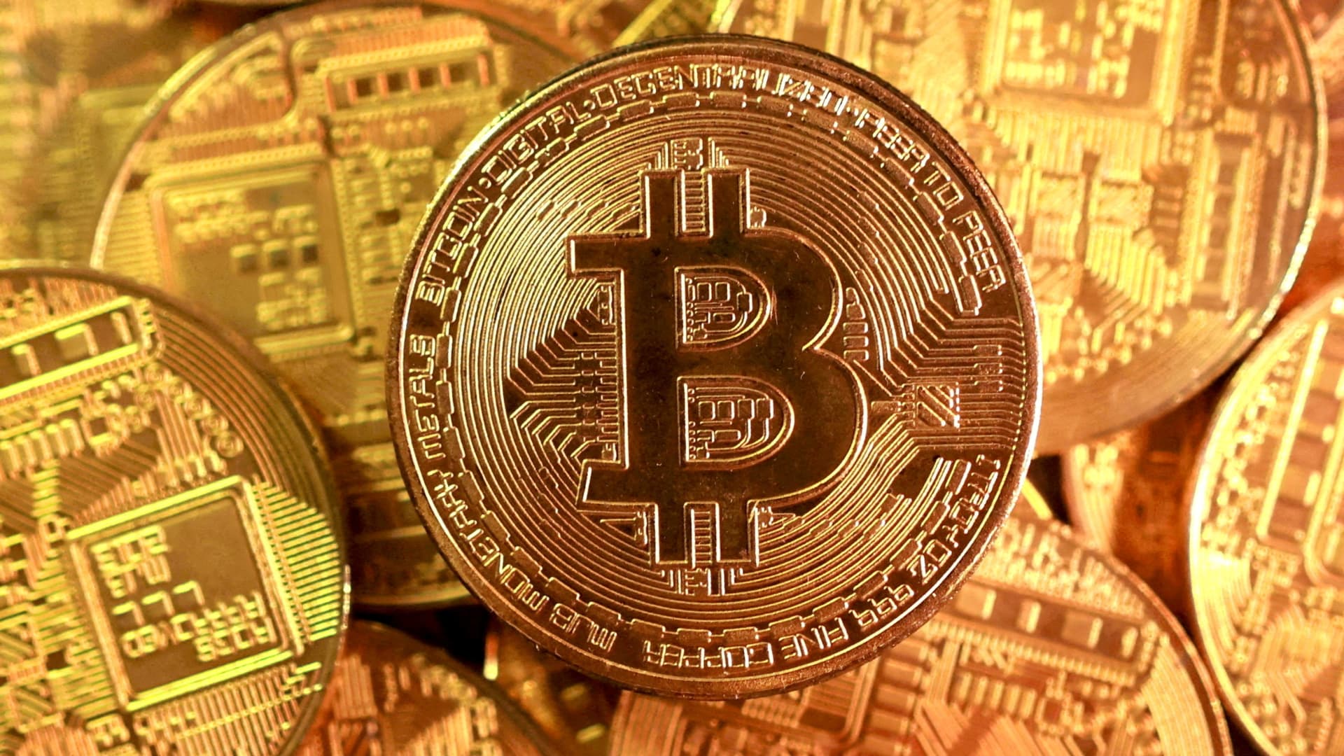 Bitcoin heads for third winning week in a row as macro pressures mount