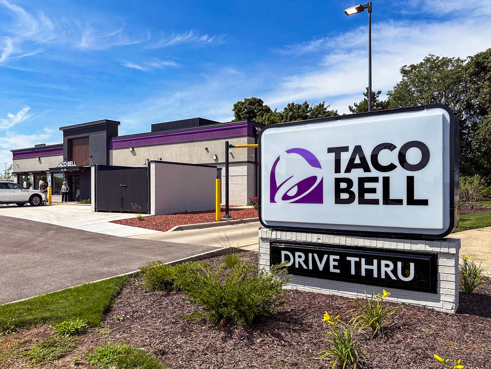 Taco Bell is named the fastest drive-thru for a fifth year, but it may have lost a human touch with AI