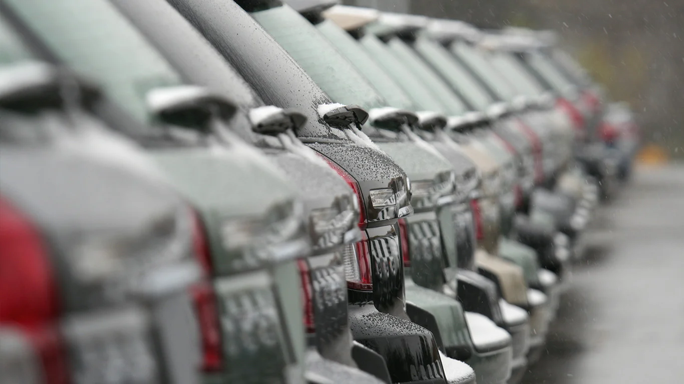 Avis Sinks 35%: Short Squeeze Fades as Dilution Risk Takes Center Stage