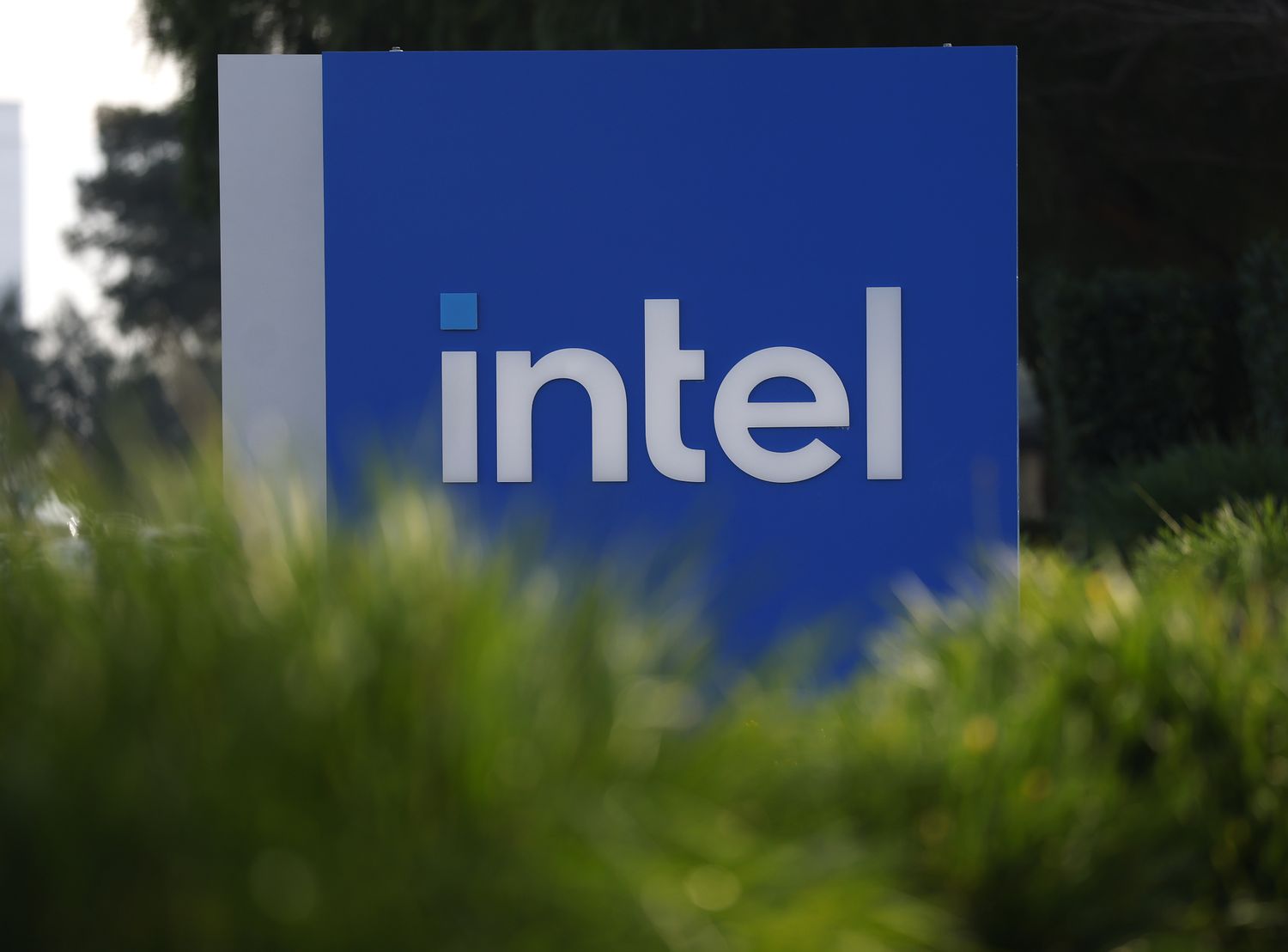 Intel’s Stock Sinks After a Disappointing Outlook. The Chipmaker Has a Supply Problem