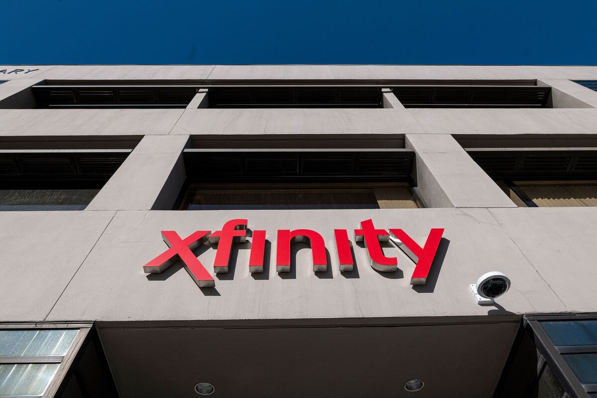 Comcast Shares Tumble With Growing Loss of Broadband Customers - Bloomberg