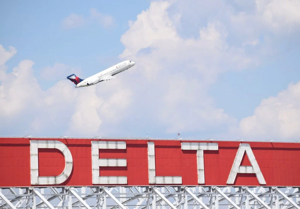 Delta Picks Bezos Over Musk For Satellite Wi-Fi As SpaceX's $1.75 Trillion IPO Looms