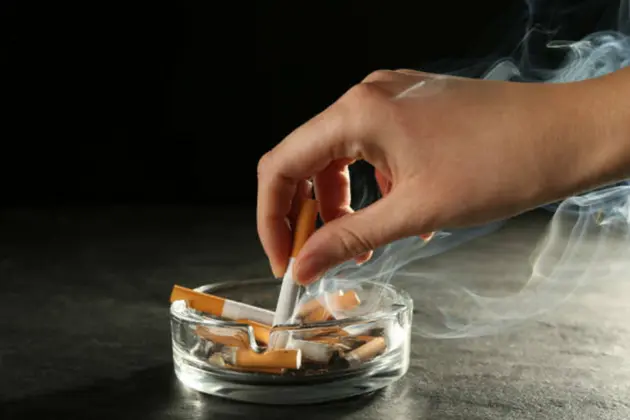 Philip Morris' outlook snuffs out early gains, drags tobacco peers lower
