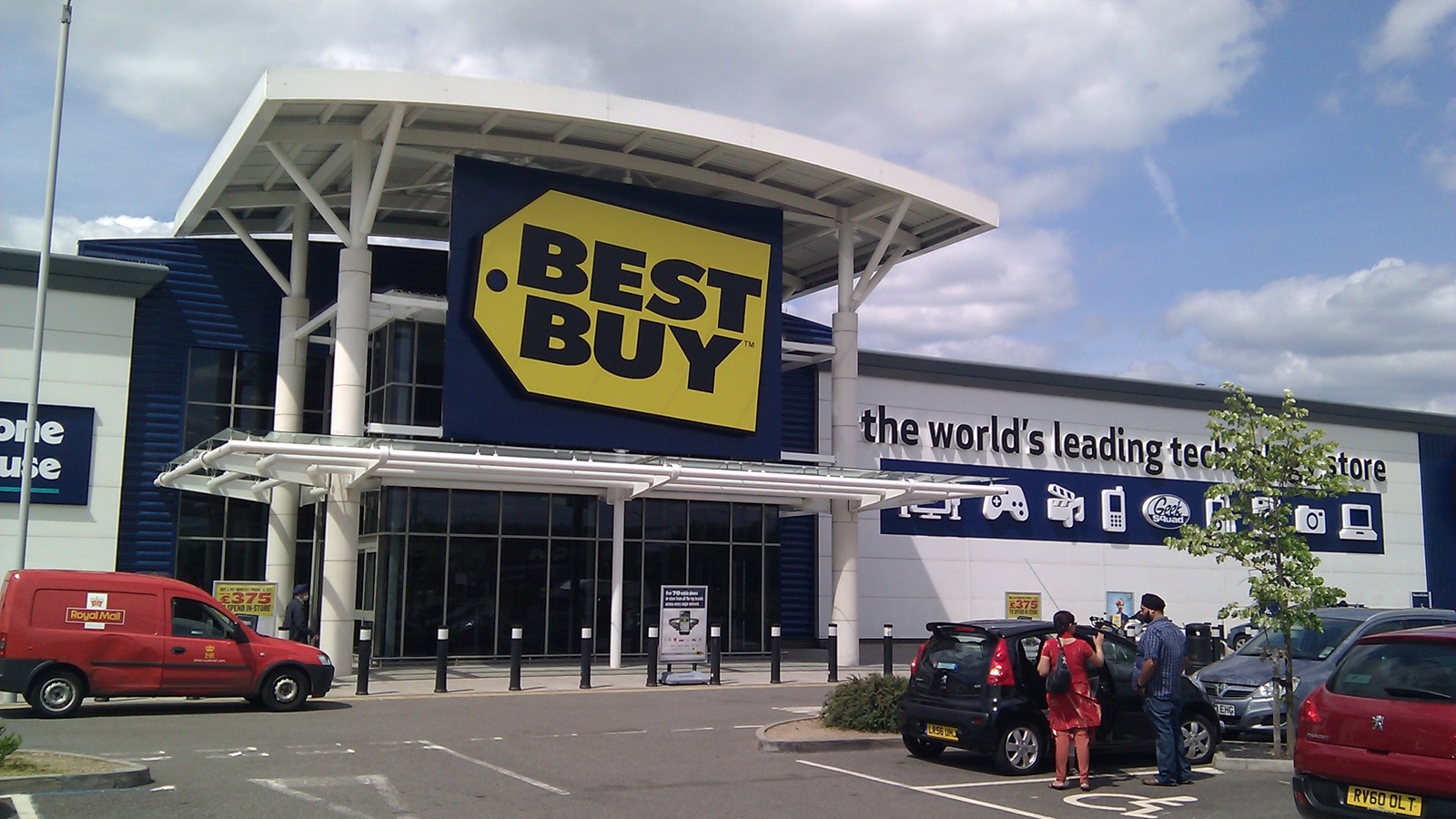 How Investors Are Reacting To Best Buy Holiday Rewards Push