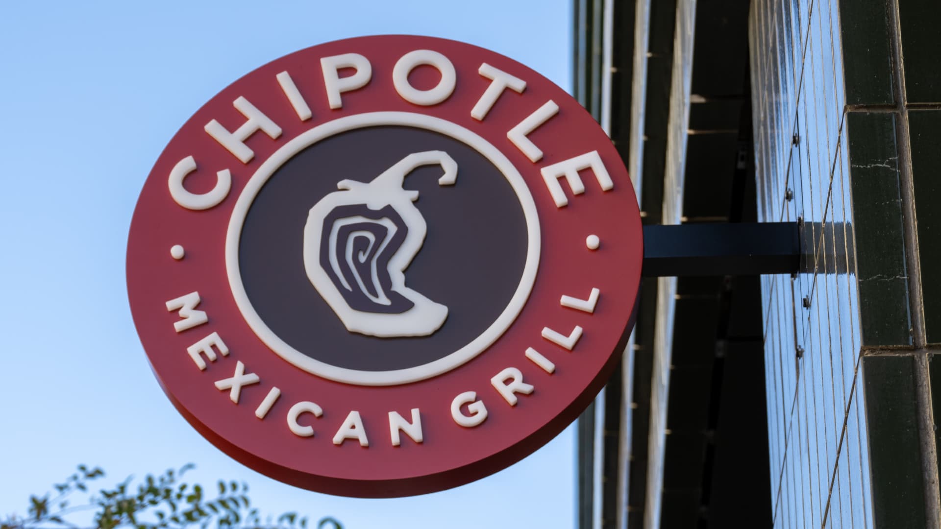 Chipotle earnings miss estimates, but same-store sales increase for third straight quarter