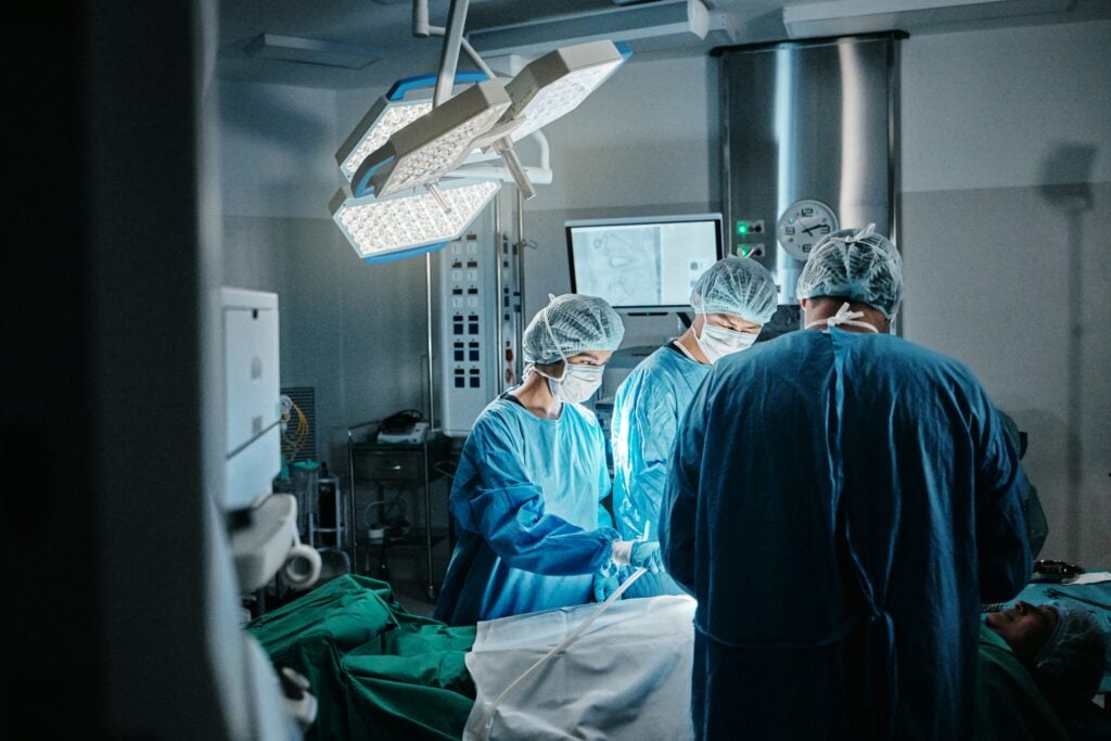 Intuitive Surgical Tops Q3 Estimates, Shares Tumble