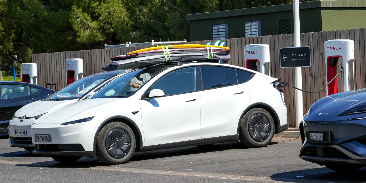 Tesla Stumbles, Analysts Shrug