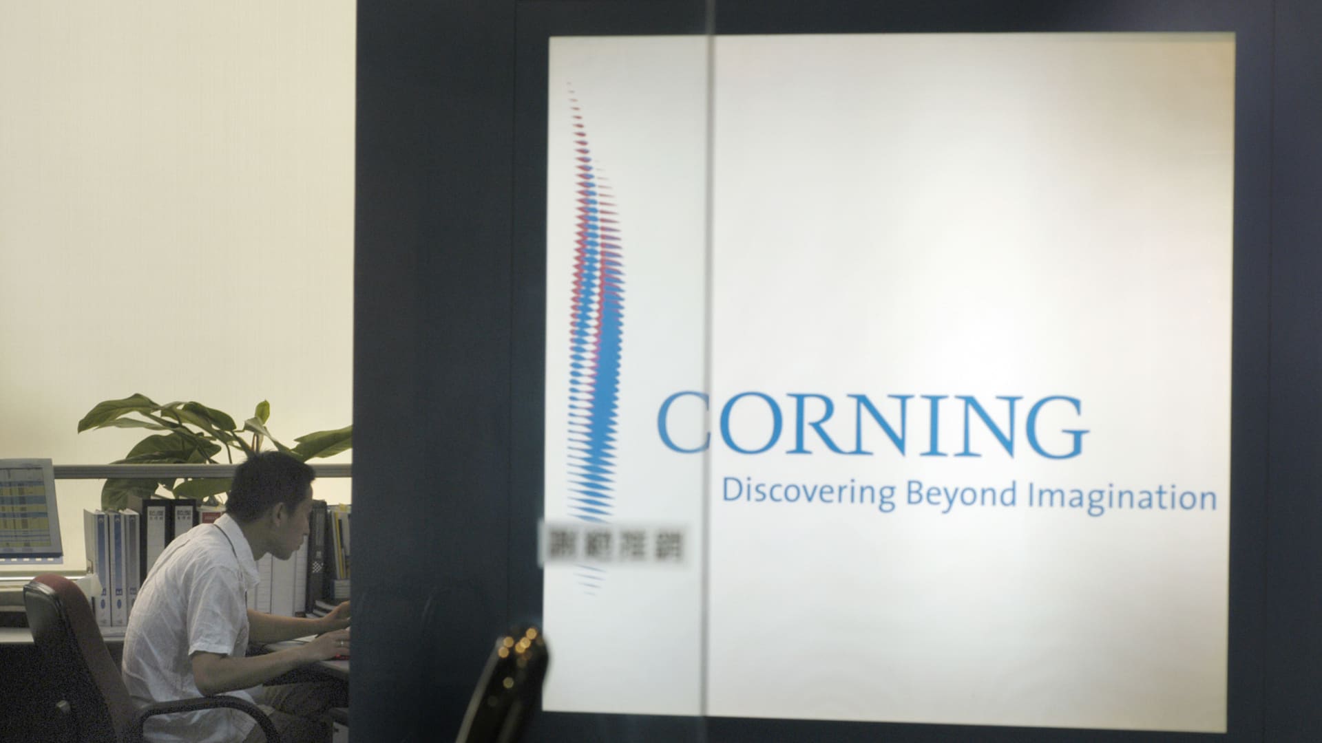 Corning tumbles 18% after earnings, leading rout in optical stocks