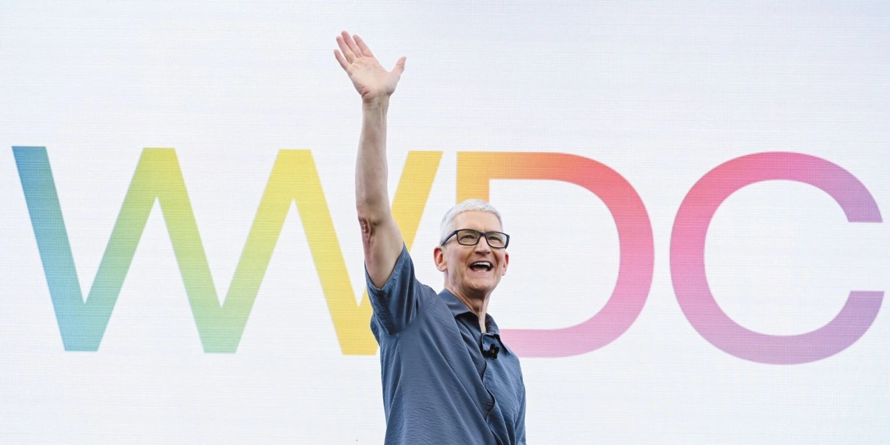 How Tim Cook Evaded Disaster at Apple This Year