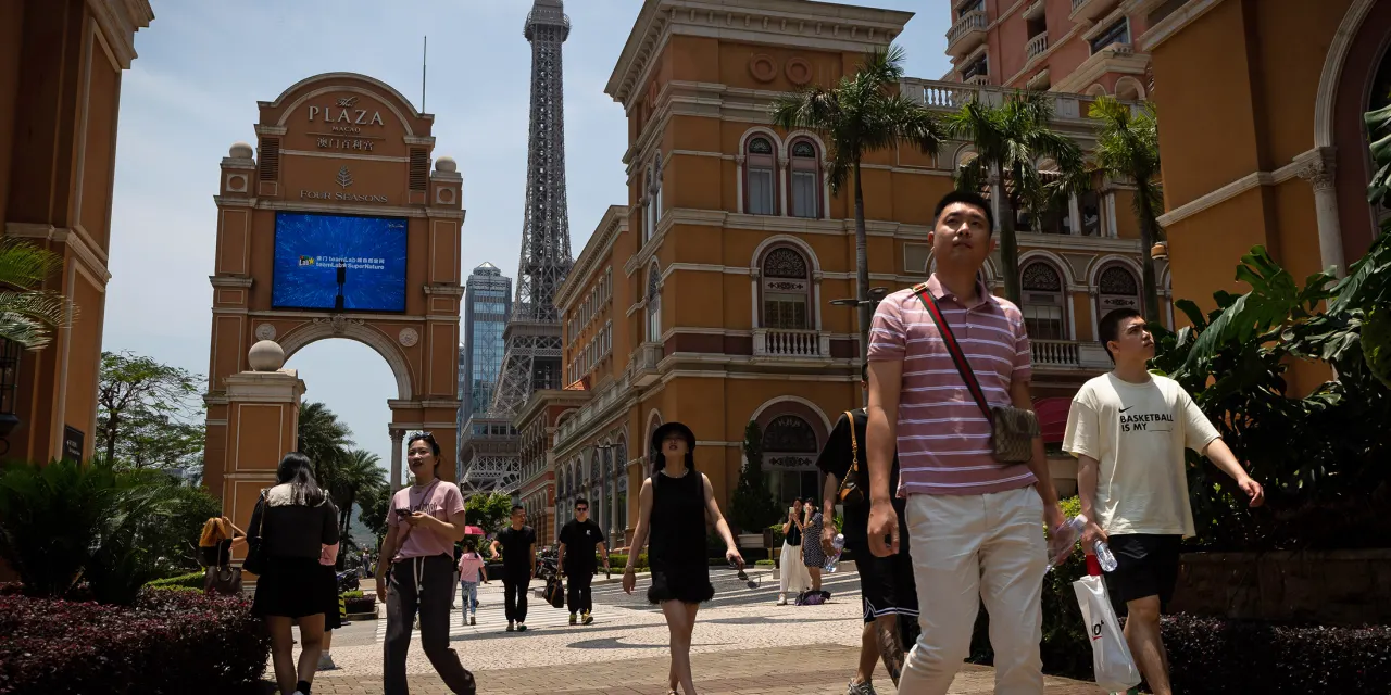 Retiring CEO of Las Vegas Sands Cashes in His Chips