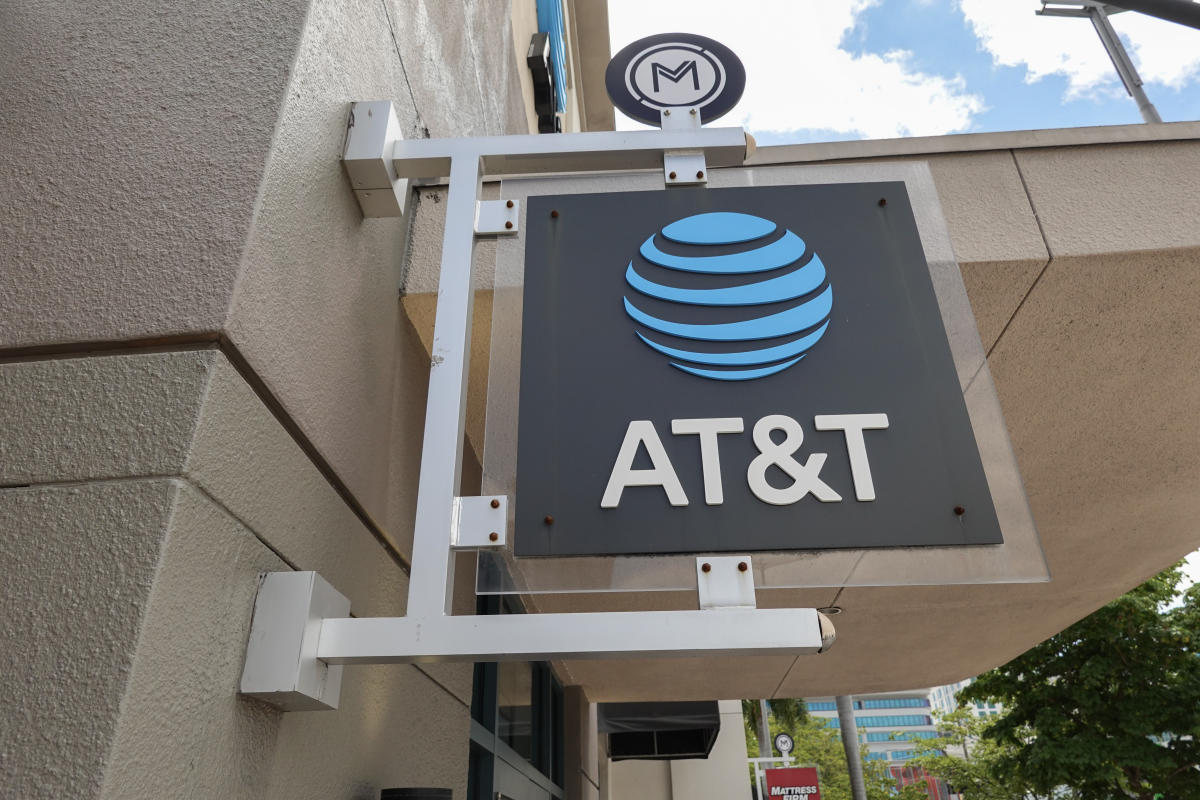 AT&T beats estimates for subscriber additions, free cash flow