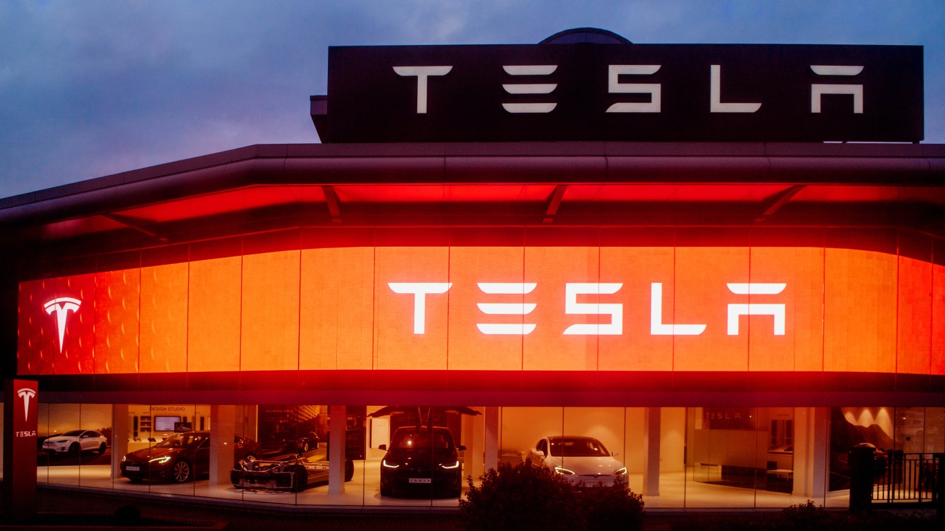 Michael Burry Shorts Tesla, Calls Stock "Ridiculously Overvalued" at 287 P/E Ratio