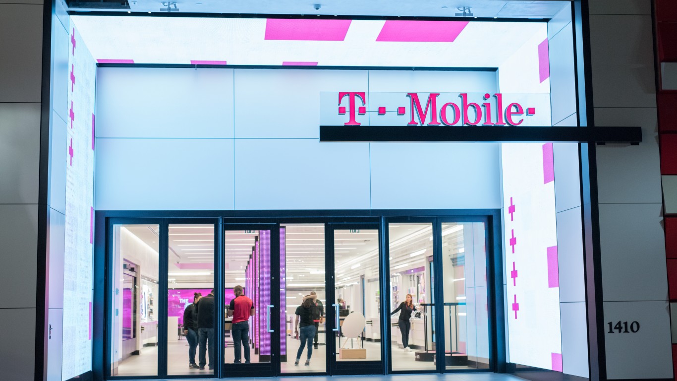 Telecom Stocks Fall as SpaceX Eyes 80,000 Cell Sites: T-Mobile Sinks 5%, AT&T Drops 4%, Verizon Slides 3%
