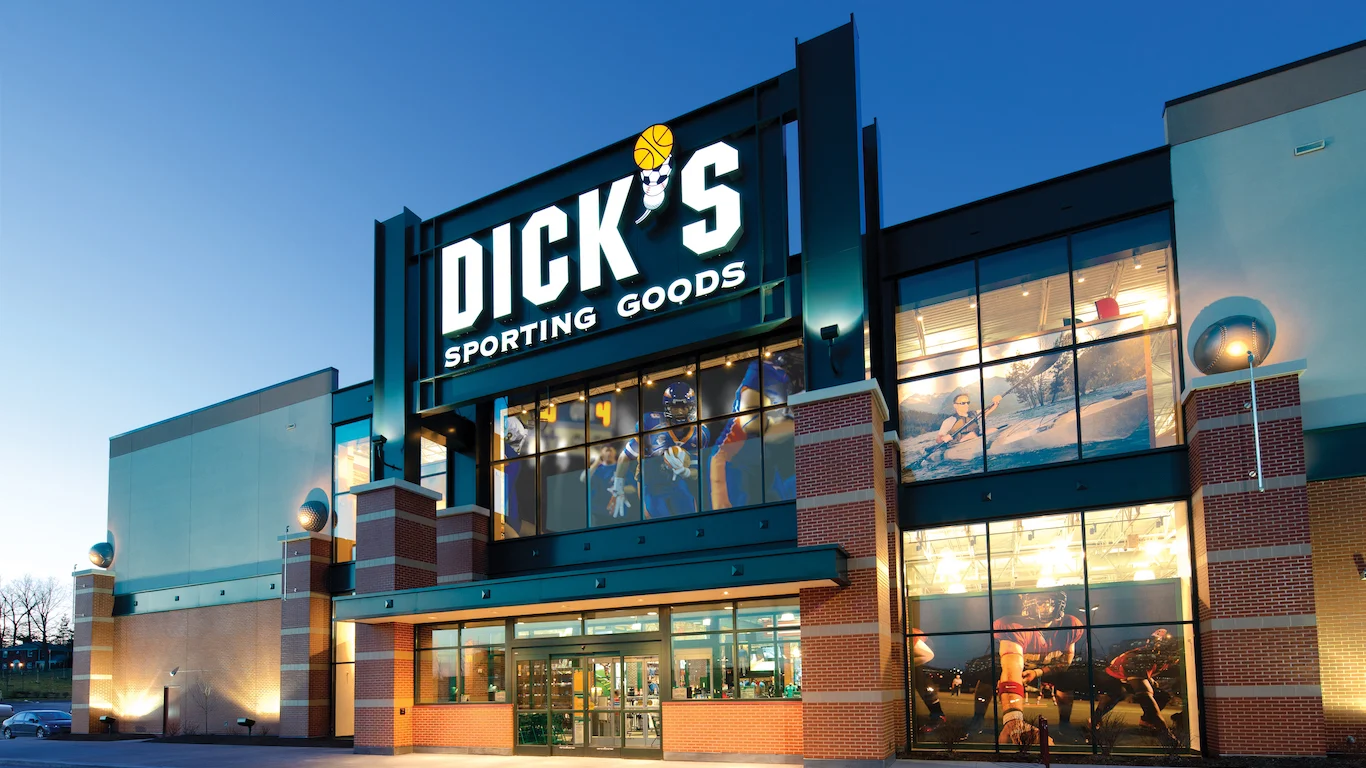 Dick's and Best Buy Both Raise Their Dividends. Only One Easily Covers the Check